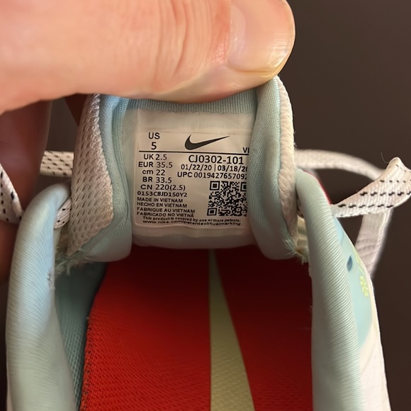 Nike Women’s Air Zoom WinFlo 7 in Glacier Ice, size 5 - Picture 12 of 12